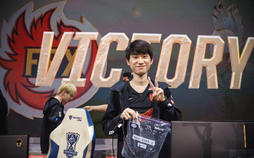 关于Rookie回归赛场,赛况扑朔迷离首场状态亮眼,FPX观众沸腾!的信息 关于Rookie回归赛场,赛况扑朔迷离首场状态亮眼,FPX观众沸腾!的信息